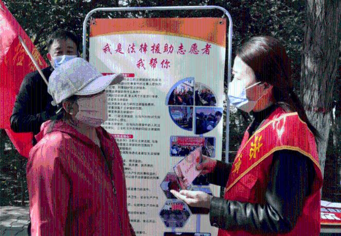 世界冠军示范!乒乓球拍粘贴过程